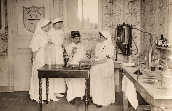 Foto von Krankenschwestern die einen Arzt bei der Vorbereitung einer Impfung beobachten, Frankreich, um 1910 (Postkarte) / Privatsammlung / The Burns Archive and Museum of Historical Photography / Bridgeman Images