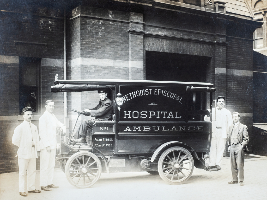 Foto von vier Krankenschwestern und einem Arzt die mit dem Krankenwagen des Methodist Episcopal Hospital posieren, Brooklyn NY, ca. 1910 (Silbergelatineabzug) / Privatsammlung / The Burns Archive and Museum of Historical Photography / Bridgeman Images