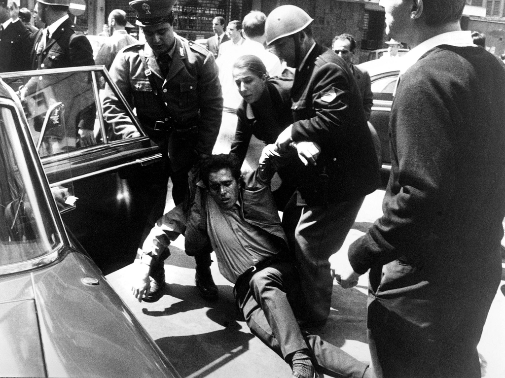 1968, la polizia carica gli studenti durante le manifestazioni. Roma / Mordenti ©AGF / Leemage / Bridgeman Images 