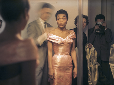 foto di Eartha Kitt in prova da Givenchy, Parigi, 1960 (foto) / © Tony Vaccaro / Bridgeman Images