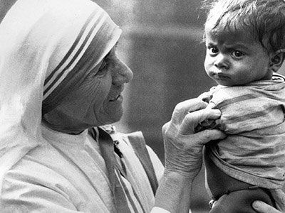 Mère Teresa (1910-1997) avec un orphelin de Calcutta le 24 décembre 1971 / Bridgeman Images