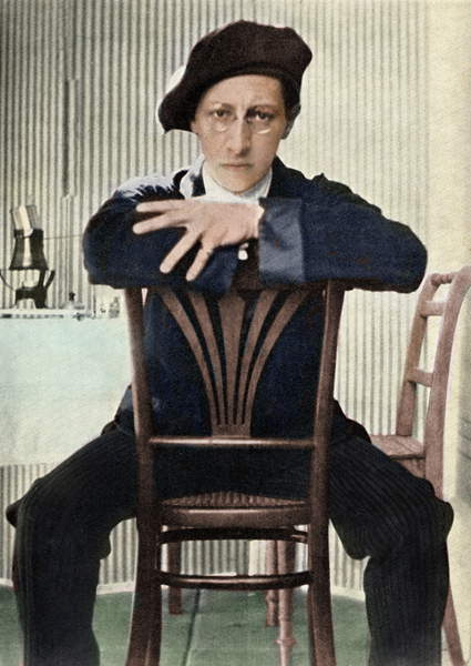 foto di Igor Stravinsky seduto su una sedia in Leysin, 1914. Compositore russo, 1882-1971.  © Lebrecht Music Arts / Bridgeman Images