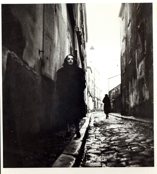 photo of Portrait of Edith Piaf (1915-63) in Paris (b/w photo), French Photographer, (20th century) / Private Collection / © Archives Charmet / Bridgeman Images