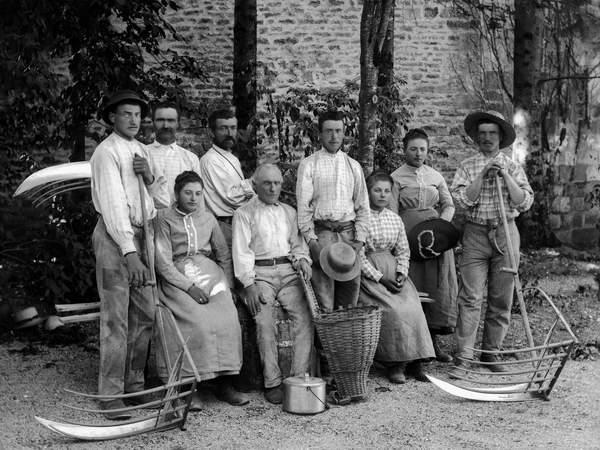 Agricultural workers and their tools, fake, rateau-ertrier (rake ertrier), braid basket and recipient for the collection, in a farm near Bourmont in Haute-Marne, circa 1880. Photography. Ducos Collection, French Photographer, (19th century) / Photo © Leonard de Selva / Bridgeman Images