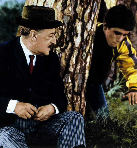 Toto and Ninetto Davoli in a scene of "Uccellacci e uccellini" by Pier Paolo Pasolini. 1966. / Farabola / Bridgeman Images