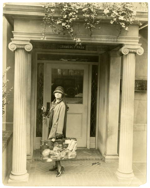 ritratto di Mabel Herbert Urner, author of Helen & Warren ready for a trip to Europe, c.1905-40 (gelatin silver photo, Jessie Tarbox Beals (1871-1942)  © New-York Historical Society Bridgeman Images