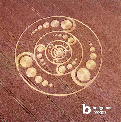 Image of a Crop circle in a wheat field, Golden Ball Hill, Alton Priors, Vale of Pewsey, Wiltshire, 12th August 2001 (aerial photograph) © Francine Blake / Bridgeman Images