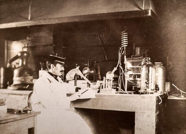 Bild von einem Militärwissenschaftler am Labortisch, um 1900 (Postkarte) / Privatsammlung / The Burns Archive and Museum of Historical Photography / Bridgeman Images