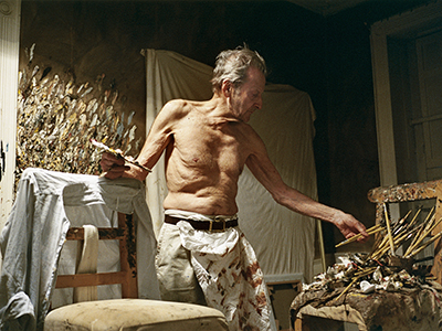 Lucian Freud (1922-2011), deutschstämmiger britischer Maler, bei der Arbeit in seinem Atelier / © David Dawson / Bridgeman Images