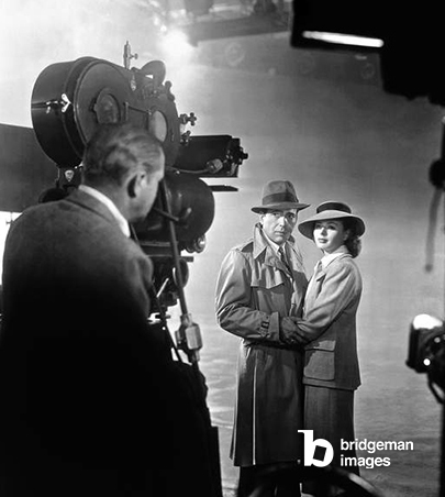 Humphrey Bogart e Ingrid Bergman sul set del film Casablanca 1943 diretto da Michael Curtiz / © Warner Bros Pictures / Diltz / Bridgeman Images