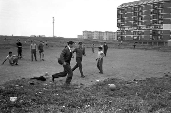 foto di pasolini che gioca a calcio con rafazzini a centocelle nel 1960, anni 60