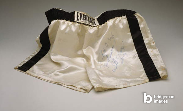 Pantaloncini da combattimento autografati, indossati durante la finale per il campionato mondiale di Muhammad Ali, 1974 (raso bianco e nero) © Christie's Images / Bridgeman Images