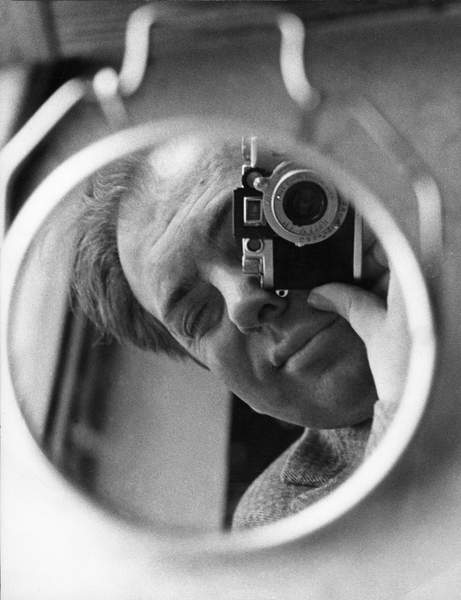 autoritratto di Ando Gilardi, self portrait, c.1957 (b/w photo) / Fototeca Gilardi / Bridgeman Images