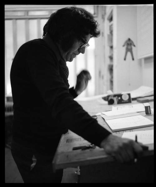 Carlos Cruz-Diez in seinem Designstudio "La Boucherie", 23 rue Pierre Sémard, Paris, um 1970 (Schwarz-Weiß-Foto) / Centre de Documentation, Atelier Cruz-Diez Paris, Frankreich / © Atelier Cruz-Diez, Paris / Bridgeman Images