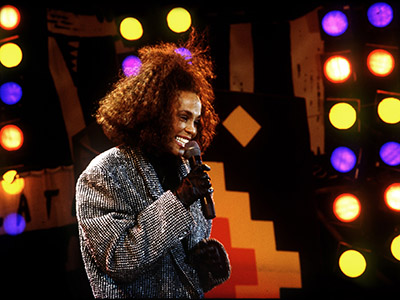 Whitney Houston bei einem Konzert / Foto © Laurie Lewis / Bridgeman Images