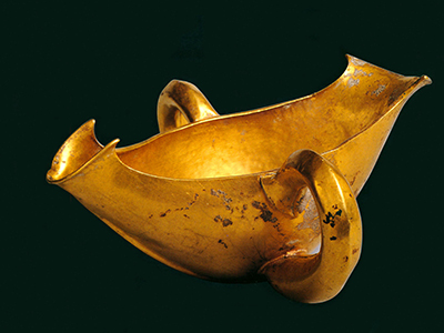 foto dei una Salsiera con doppio beccuccio e due manici, Tesoro di Priamo (oro) scoperto da Schliemann / Bridgeman Images