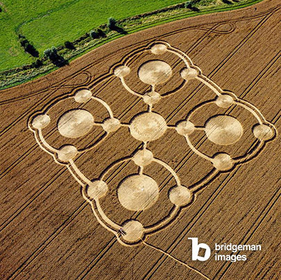 photo of Crop circle in a wheat field, Avebury Manor, Wiltshire, 27th July 2005 (aerial photograph) © Francine Blake / Bridgeman Images