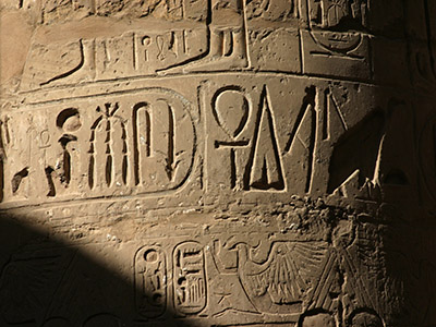 Hiéroglyphes au temple de Karnak, Égypte / Photo © Suzie Maeder / Bridgeman Images