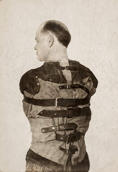 Bild einer psychisch kranken Person in einer Zwangsjacke, um 1890 (Silbergelatineabzug) / Privatsammlung / The Burns Archive and Museum of Historical Photography / Bridgeman Images