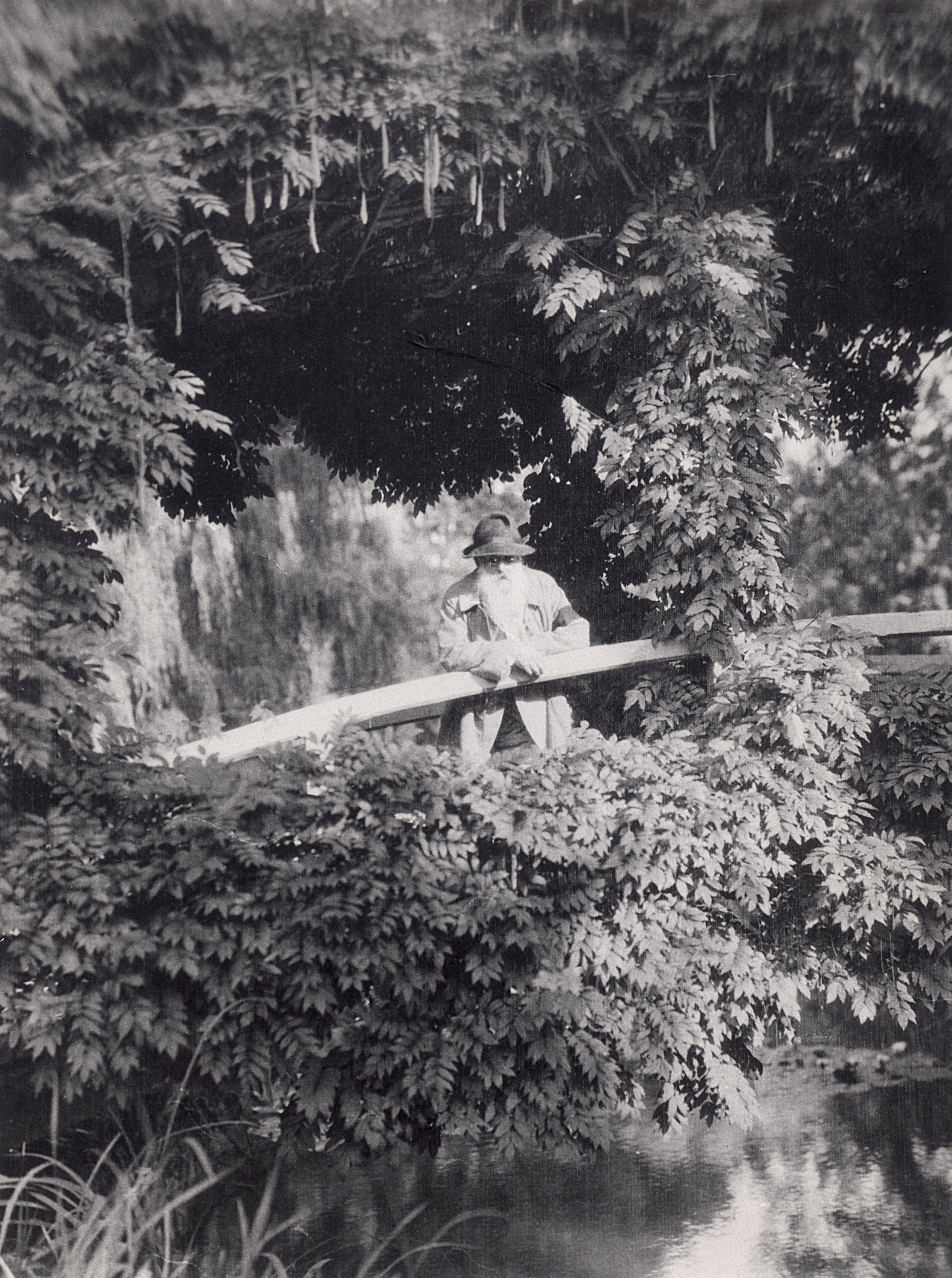 Photo of Claude Monet on the Japanese Bridge in his garden at Giverny, c.1920 kept at the Musee Clemenceau, Paris, France / Archives Charmet / Bridgeman Images