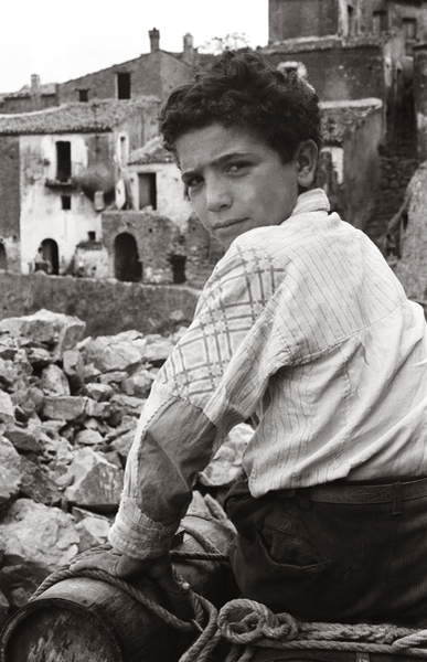 Child carrying water, Melissa, Crotone, Calabria, Italy, c.1950 (b/w photo) / Fototeca Gilardi / Bridgeman Images