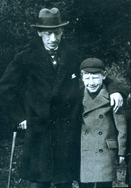 Igor Stravinsky con suo figlio Theodore, 1916 a Monges. Compositore russo, 1882-1971 © Fondation Théodore Strawinsky / Bridgeman Images