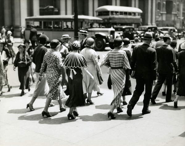 Crowds Shopping, 34th Street and Fifth Avenue, B. Altman & Co, New York, USA, c.1920-38 (gelatin silver photo), Irving Browning, (1895-1961) / Collection of the New-York Historical Society, USA / © New York Historical Society / Bridgeman Images