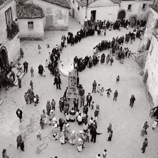 Procession of Flagellants, Albano di Lucania, Potenza, Basilicata, Italy (b/w photo) / Fototeca Gilardi / Bridgeman Images