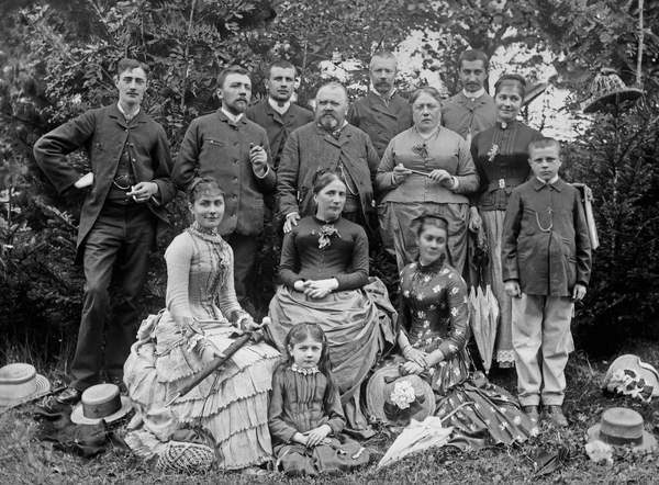 Family gathering for the weekly outing of a family from the village of Bourmont in Haute-Marne (Haute Marne), circa 1880. Photography. Ducos Collection, French Photographer, (19th century) / Photo © Leonard de Selva / Bridgeman Images