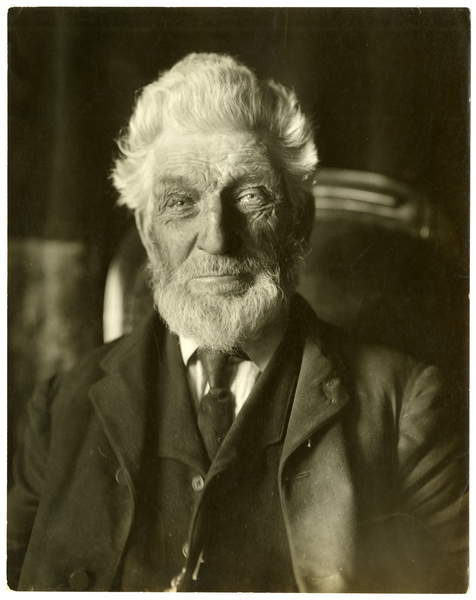 ritratto di Mr Messenger, bee man, c.1905-09 (gelatin silver photo), Jessie Tarbox Beals (1871-1942)  © New York Historical Society Bridgeman Images