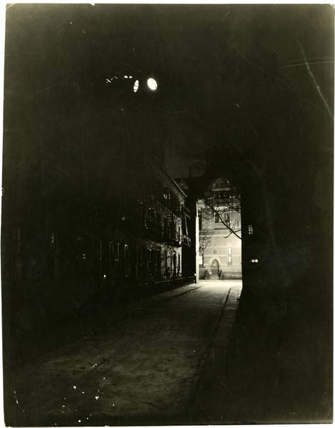 veduta notturna di Patchin Place at night, Greenwich Village, New York, USA, c.1905-20 (gelatin silver photo), Jessie Tarbox Beals (1871-1942) © New York Historical Society Bridgeman Images