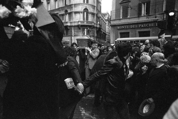 foto del dunerale di pasolini a Roma nel 1975, si vede Franco Citti che porta la bara sulle sue spalle