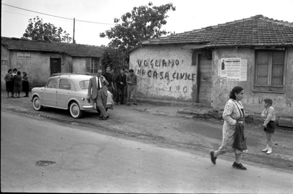 Pier Paolo Pasolini tra le baracche con i bambini della borgata di Centocelle, Italia, 1960 © Federico Garolla / Bridgeman Images