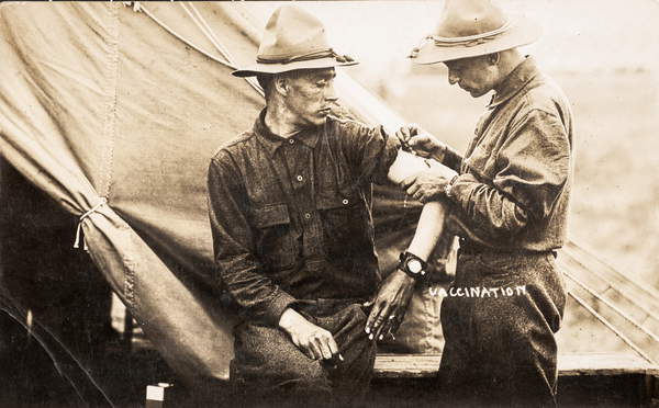 Bild der Impfung eines amerikanischen Soldaten an der Front, Erster Weltkrieg, 1915-18 (Postkarte) / Privatsammlung / The Burns Archive and Museum of Historical Photography / Bridgeman Images