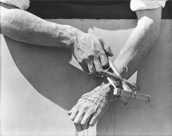 photo of Hands of the puppeteer, 1929 (b/w photo), Modotti, Tina (1896-1942) / © Galerie Bilderwelt / Bridgeman Images 