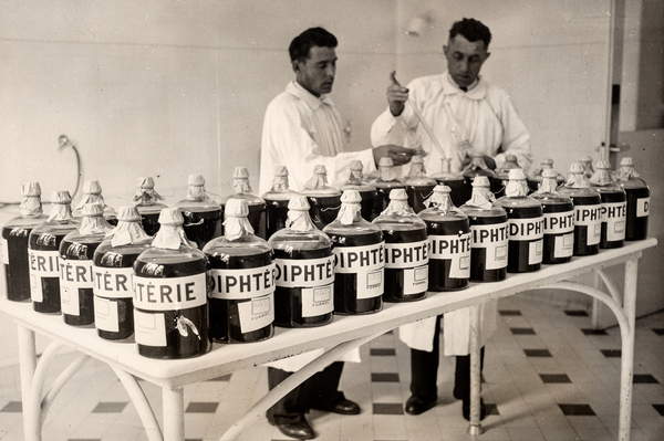 Fotografie Diphtherie-Impfstoffe, Institut Pasteur, Paris, Frankreich, 1943 (Silbergelatineabzug) / Privatsammlung / The Burns Archive and Museum of Historical Photography / Bridgeman Images