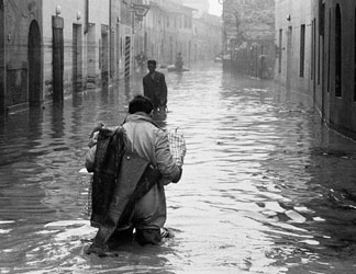 Personnage traversant l’inondation de Florence, Novembre 1966, photographe Italien