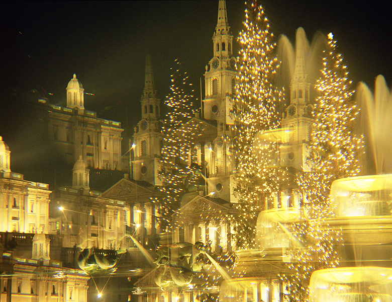 Trafalgar Square, Christmas Lights / London, UK / © Robert Hallmann / Bridgeman Images