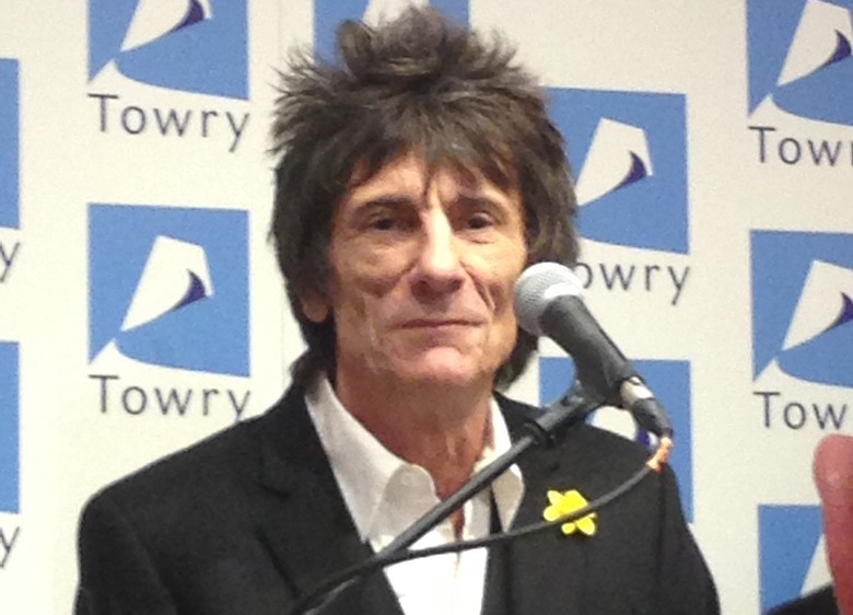 Ronnie Wood opens the prize-giving with a rousing speech.