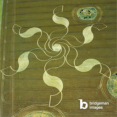 Image of Crop circle in a wheat field, Stonehenge, Wiltshire, 4th July 2002 (aerial photograph), 700 feet across, © Francine Blake / Bridgeman Images