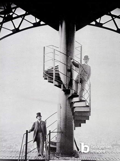 Gustave Eiffel e suo genero Adolphe Salles sulle scale della Torre Eiffel, Parigi, 1889, Fotografo sconosciuto, (XIX secolo) / Collezione privata © Leonard de Selva / Bridgeman Images