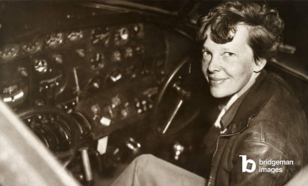 Amelia Earhart Pilota americana. Foto, c. 1935. © Granger / Bridgeman Images