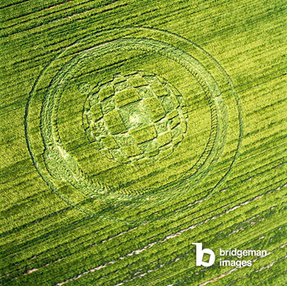 Photo of Crop circle in a barley field, Berwick Basset, Wiltshire, 9th June 2001 (aerial photograph) © Francine Blake / Bridgeman Images