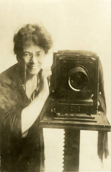 Beals self-portrait, c.1918-20 (gelatin silver photo), Jessie Tarbox Beals (1871-1942)  © New-York Historical Society Bridgeman Images