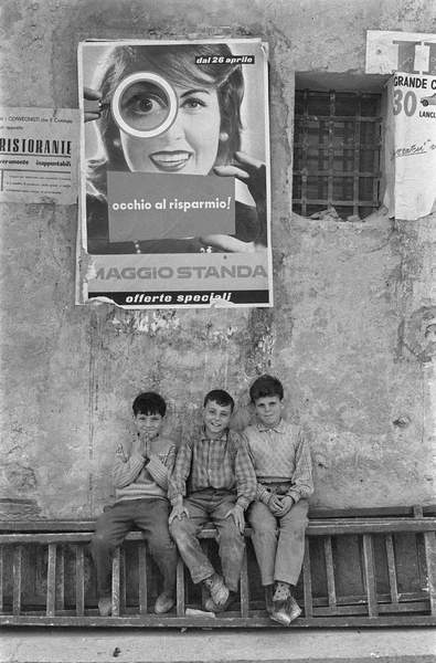 Young boys and the advertisement of the Italian department store "Standa", c.1950 (b/w photo) Ando Gilardi / Fototeca Gilardi / Bridgeman Images