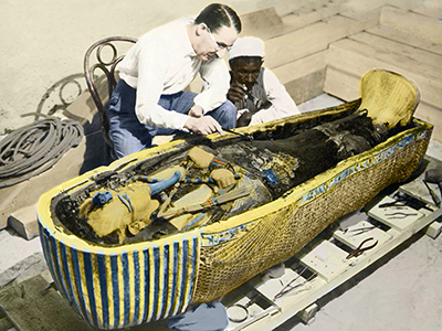 Égypte-1922 : L'archéologue anglais Howard Carter (1873-1939) et un assistant égyptien examinent le sarcophage du roi Toutankhamon / Stefano Bianchetti / Bridgeman Images