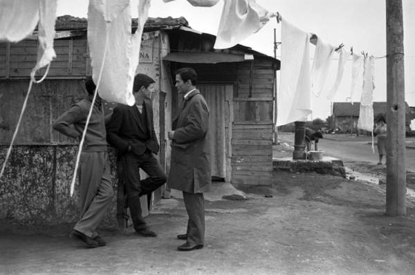 Pier Paolo Pasolini tra le baracche con i ragazzi della borgata di Centocelle, Italia, 1960 (foto b/n) / © Federico Garolla / Bridgeman Images